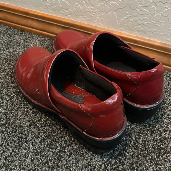 Women’s Clogs - Picture 2 of 3